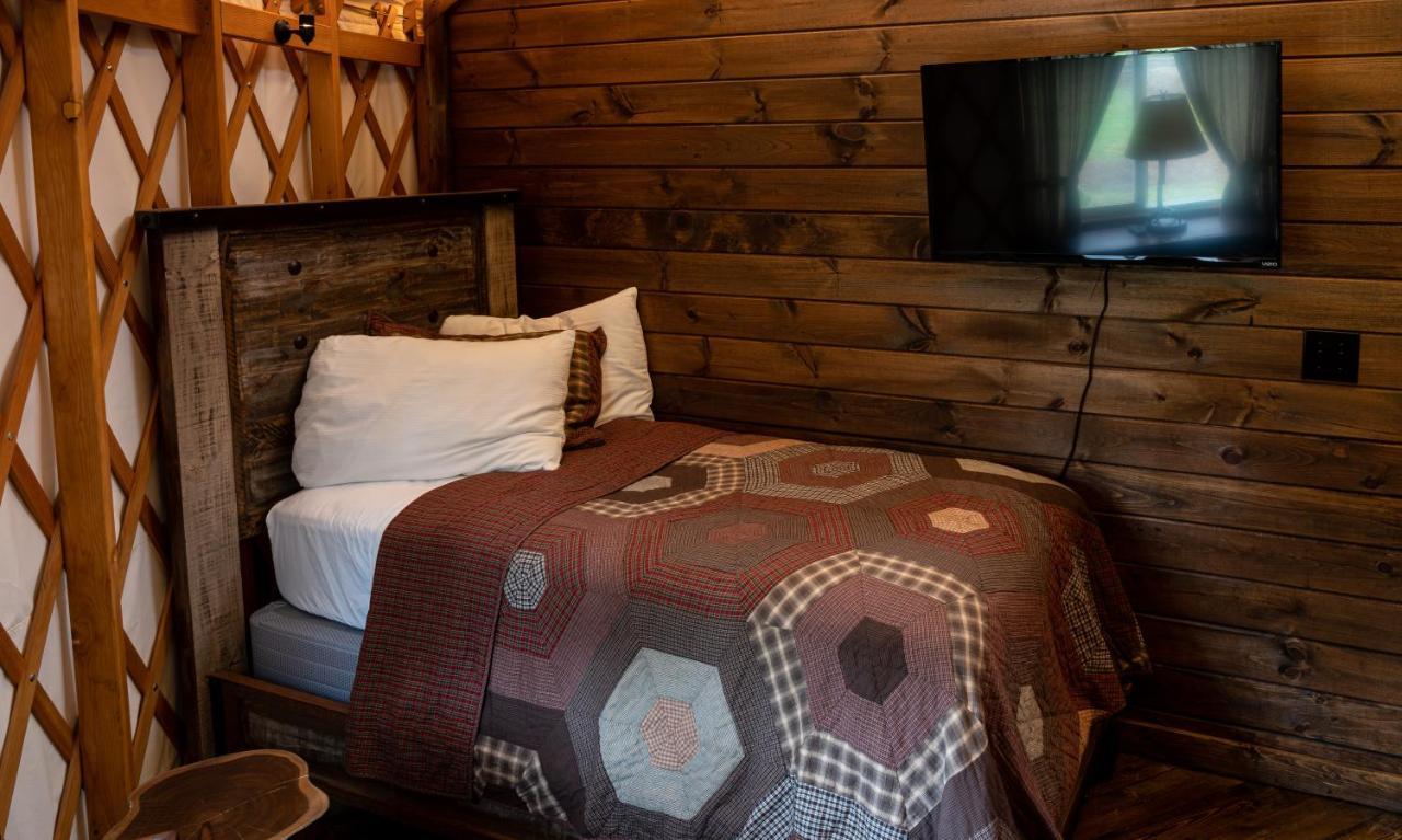 Tranquil Haven Luxy Yurt - Creekside Glamping With Private Hot Tub Villa Topton Exteriör bild